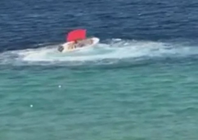 Χαλκιδική: Η στιγμή που ακυβέρνητο σκάφος προκαλεί πανικό σε παραλία – Στα βράχια μετά από τρελούς κύκλους (βίντεο)